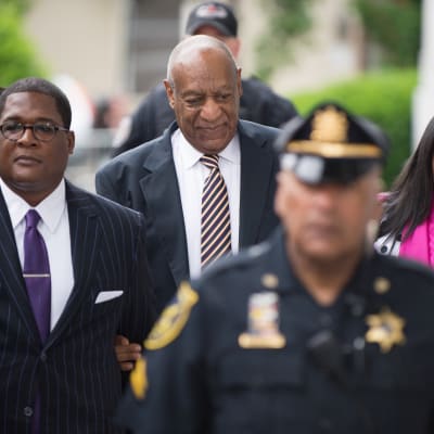 Bill Cosby och skådespelaren Keshia Knight Pulliam på väg till rättegången i Montgomery 5.6.2017.
