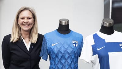 Anna Signeul fotograferas tillsammans med Finlands EM-tröjor.