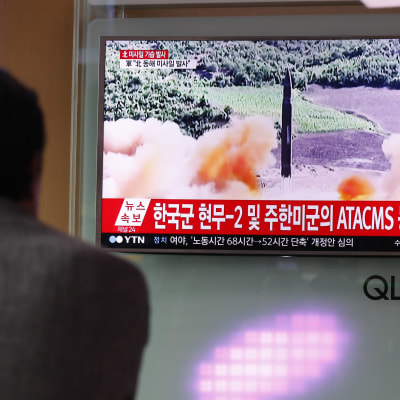 En sydkorean i Seoul tittar på en tv-sändning om Nordkoreas nyaste robotuppskjutning.