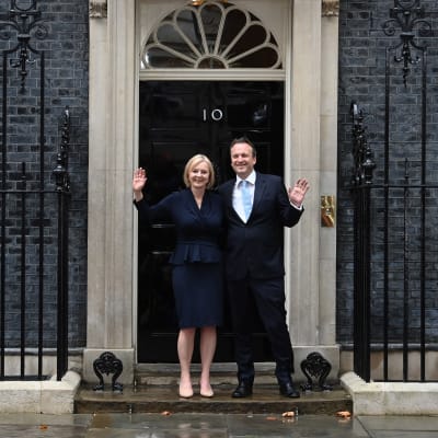 Liz Truss och hennes man Hugh O'Leary står och vinkar på trappan till 10 Downing Street.