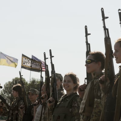 Ukrainalaisia naisia sotaharjoituksessa kesällä 2023