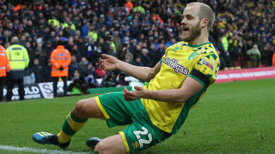 Teemu Pukki slänger sig på marken efter ett mål. 
