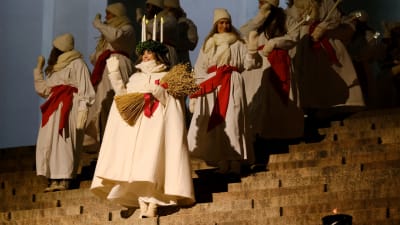 Lucia på Domkyrkans trappa. 