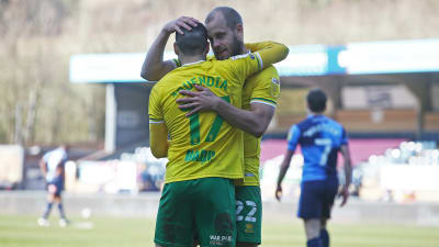 Teemu Pukki kramar om Emiliano Buendia.
