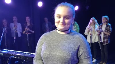 En ung kvinna ler och är glad då hon vunnit talangtävlingen Talent 2017 i Karis. Hon heter Andrea Degerlund.