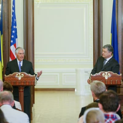 USA:s utrikesminister Rex Tillerson och Ukrainas president Petro Porosjenko
