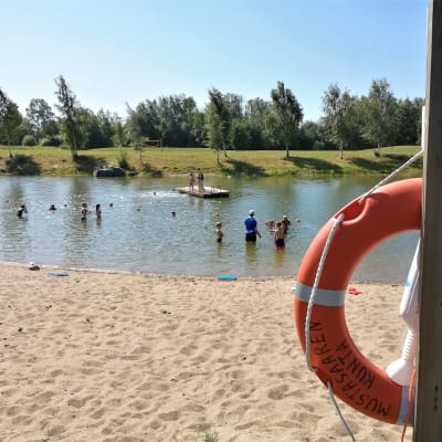 Tuovilan uimarannalla lapset polskivat uimakoulussa uimavalvojan valvonnan alla.