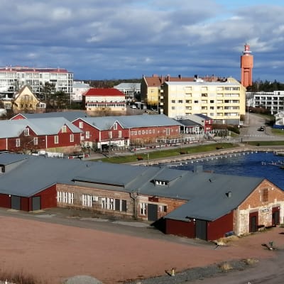Östra hamnen i Hangö med sina röda magasin.