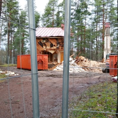 Askersgården i Svartå rivs. En grävmaskin håller på att ta ner de sista väggarna.