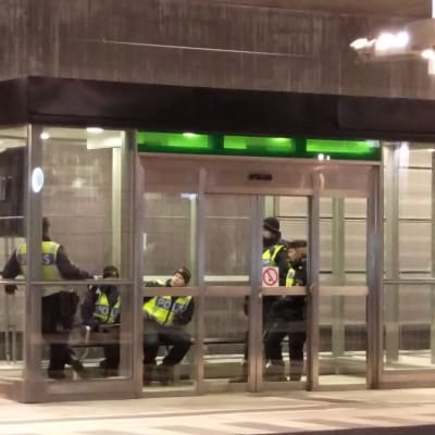 Gränskontroll Sverige - Danmark, Hyllje, poliser väntar på följande tåg från Kastrup