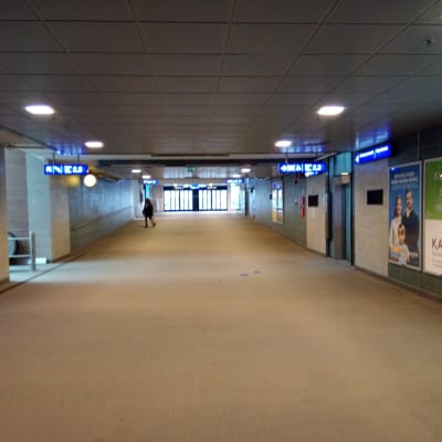 Tampereen asematunnelissa näkyi yksi ihminen ensimmäisenä sunnuntai-iltana Uudenmaan rajan sulkemisen jälkeen.