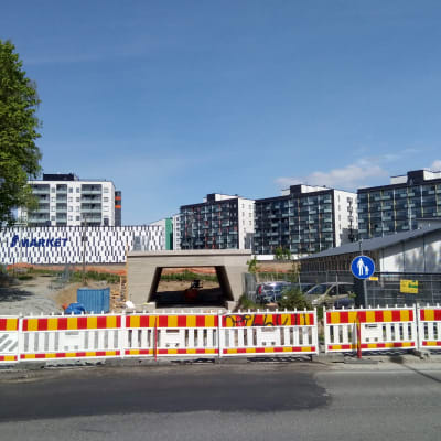 Tampereen Tesomalla uusi kevytliikenteen alikulkusilta on valettu rautatien vieressä ja työnnetään liikennekatkon aikana paikalleen. 