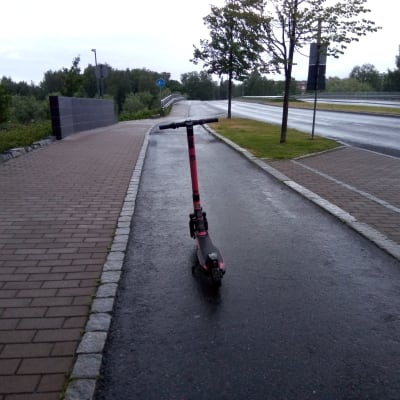 Tampereen Ratinassa oli sähköpotkulauta parkkeerattu aamulla keskelle pyörätietä.