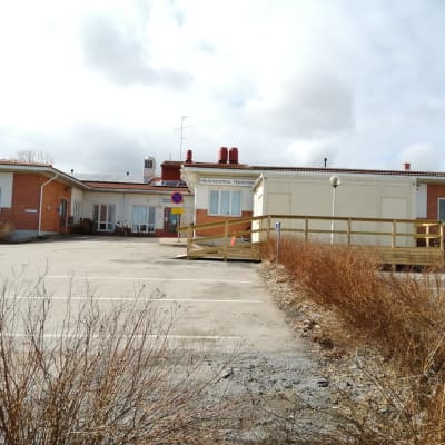 En röd-vit byggnad som är Ingå hälsocentral.
