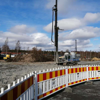 En maskin på bygget av Ingåstrand i Ingå kyrkby.