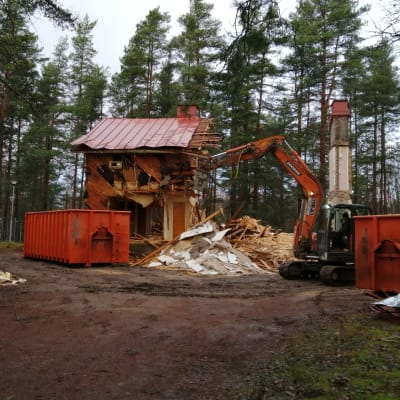 Askersgården i Svartå rivs. En grävmaskin håller på att ta ner de sista väggarna.