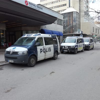 Polisbilar på Hovrättsesplanaden i Vasa.