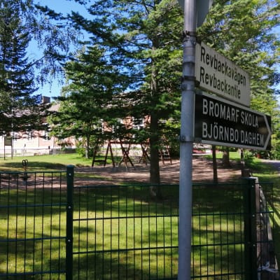 En skylt som visat var Bromarv skola och daghem finns.