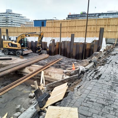 Staketet har ramlat ner i gropen där torgparkeringen under Åbo salutorg byggs.