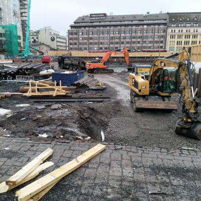 En del av ett staket har ramlat ner i gropen där parkeringen under Åbo salutorg byggs.