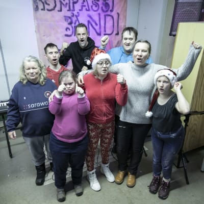 Kokkolalainen terapiaorkesteri Kompassibändi toivottaa hyvää joulua. 