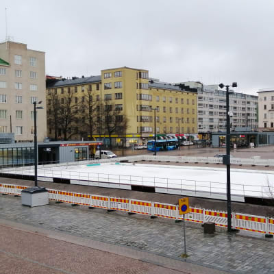 Lahden keskustan Jäätori valmistuu pikkuhiljaa, jäädytys on yhä kesken.