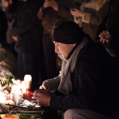 Terrorattackens offer hedrades på olika håll i Paris den 14 november 2015.