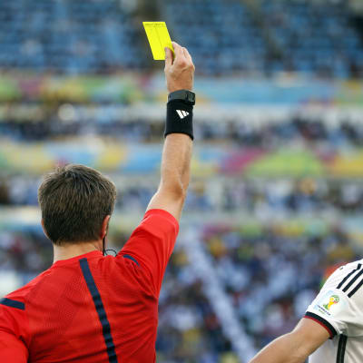 Fotbollsdomaren Nicola Rizzoli delar ut ett gult kort, VM 2014.