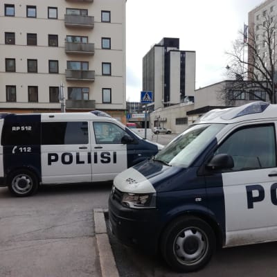 Polisbilar på Hovrättsesplanaden i Vasa.