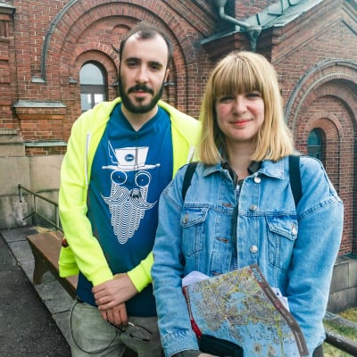 David Moreno (t.v) och Tania Estevez står framför Uspenskijkatedralen i Helsingfors. Bägge ser rätt så glada ut. 