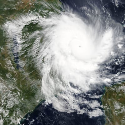 Satellitbild på cyklonen Kenneth då den närmar sig Moçambique på tordsdagen.