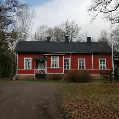 En röd byggnad i Svartå som heter Ekkulla.