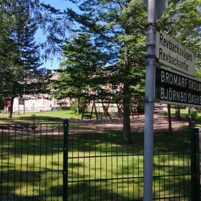 En skylt som visat var Bromarv skola och daghem finns.