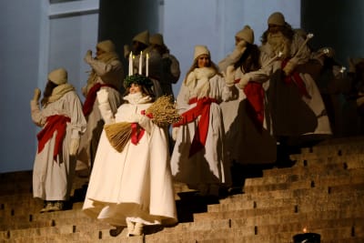 Lucia på Domkyrkans trappa. 