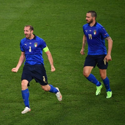 Giorgio Chiellini celebrates in front of Leonardo Bonucci.