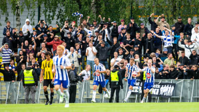 HJK-spelarna firar framför Honkas klack.