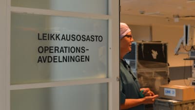 en dörr till operationsavdelningen på Borgå sjukhus