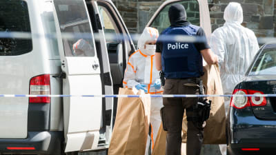Polisen undersöker misstänkt gärningsmans hem den 21.06.2017. 