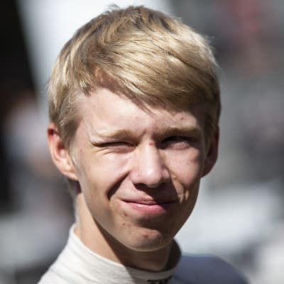 Kalle Rovanperä tittar åt sidan.