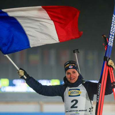 Julia Simon med franska flaggan.
