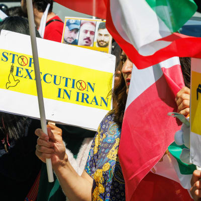 Iranilaispakolaisten Iranissa tapahtuvia teloituksia vastustava mielenosoitus Brysselissä.