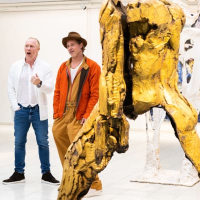 Brad Pitt, Thomas Houseago ja Nick Cave, Thomas Houseagon näyttelyn avajaiset Tampereella 17.9.2022.