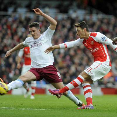 Mesut Özil gjorde ett av Arsenals fem mål.