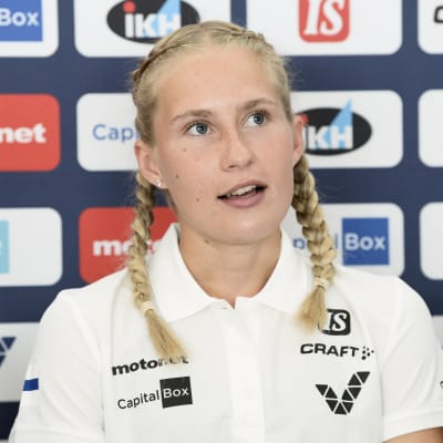 Nathalie Blomqvist på pressträff.