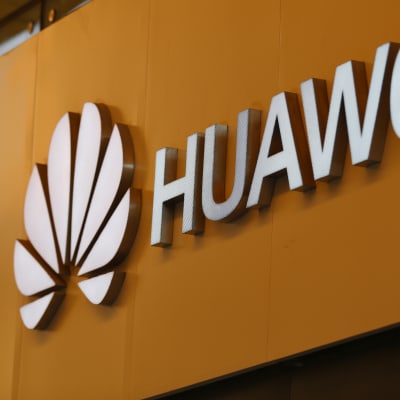 Huaweis logotyp mot orange bakgrund. 