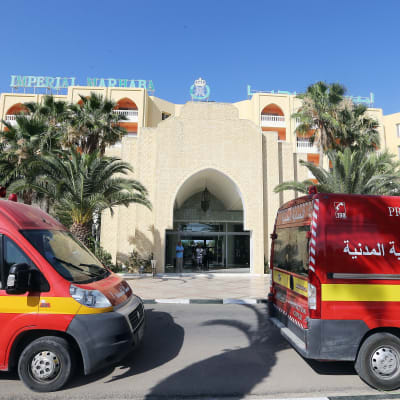 Ambulanser utanför hotellet Imperial Marhaba i Sousse, Tunisien.