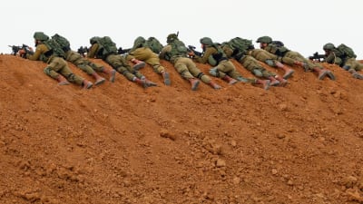 Israeliska soldater i Nahal Oz i position mot demonstranter i Gaza 30.2.2018.