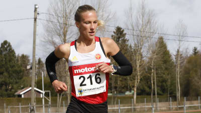 Camilla Richardsson löper mot mål.