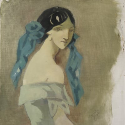 Målning av ung kvinna i blå toner. Kvinnan är klädd i en klänning och har en blå scarf i håret.