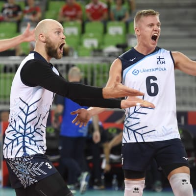 Finländska volleybollspelare jublar.
